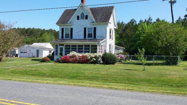 view of front of home featuring a front yard