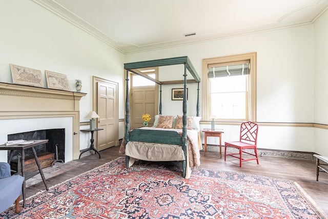 living area with dark wood-type flooring and ornamental molding