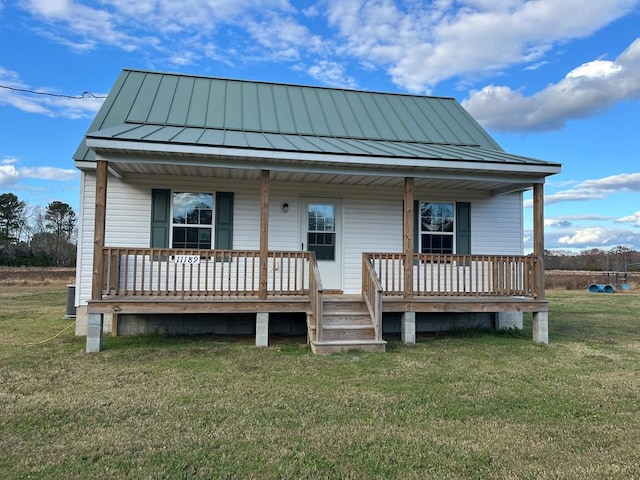 view of front of house featuring covered porch and a front lawn