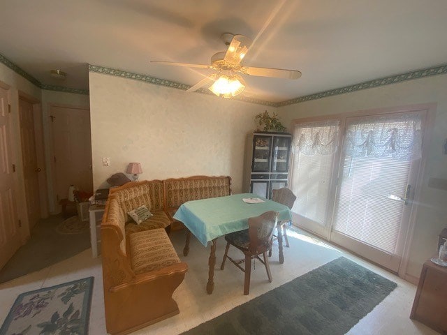 dining space with ceiling fan