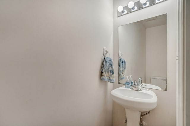 bathroom featuring a sink