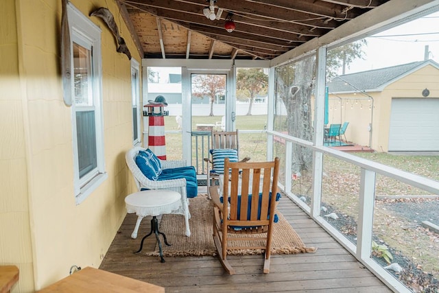 sunroom with lofted ceiling