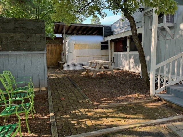 view of yard featuring an outdoor structure