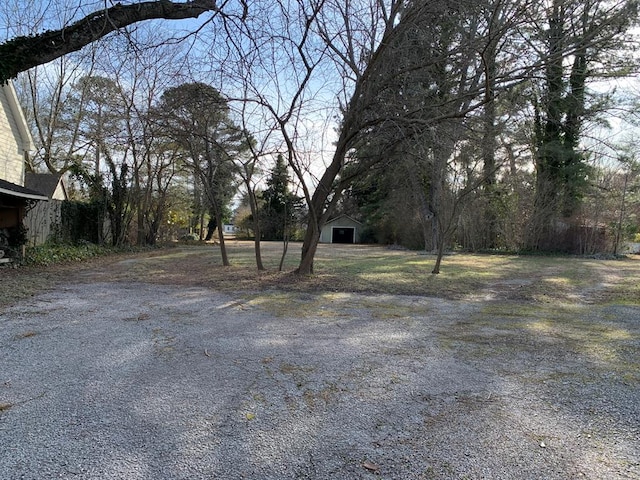 view of yard featuring gravel driveway