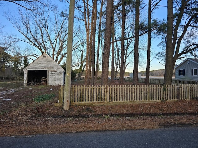 view of yard featuring an outdoor structure