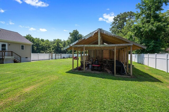 view of yard with an outbuilding