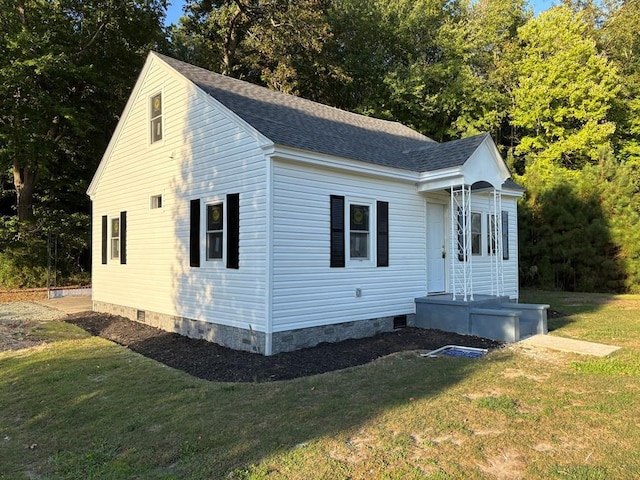 view of front of property with a front lawn