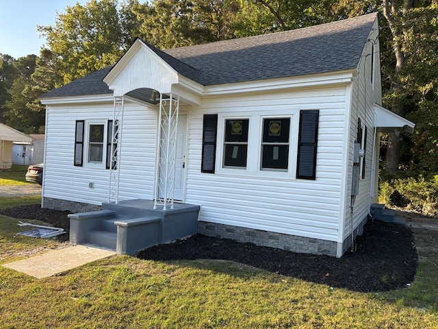 view of front of property featuring a front yard