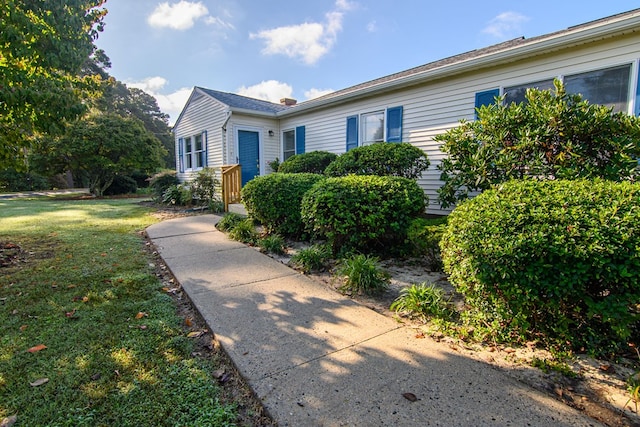 view of front of house with a front lawn