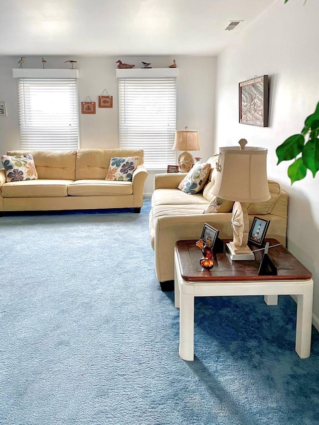 living room with carpet