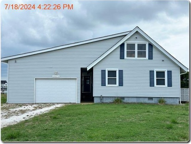 view of front of house with a front lawn and a garage