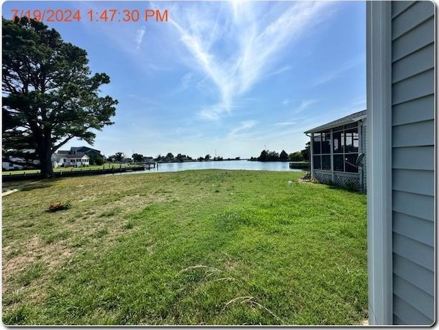 view of yard featuring a water view