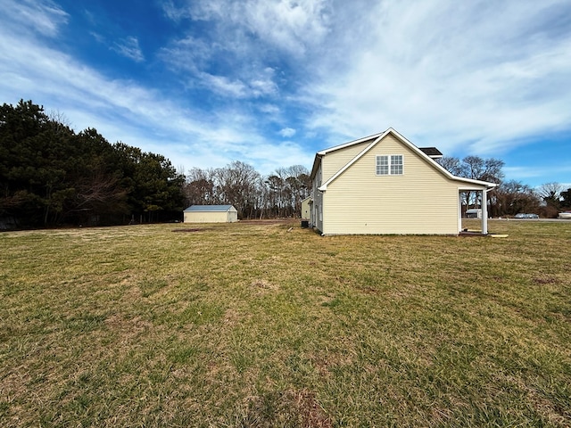 view of yard featuring an outbuilding