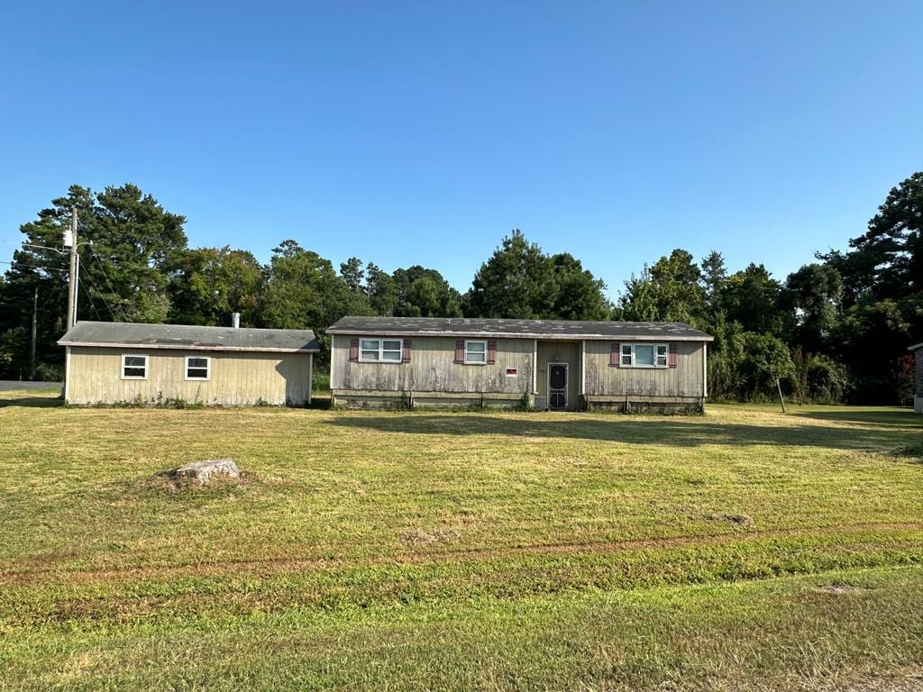 view of front of house with a front lawn