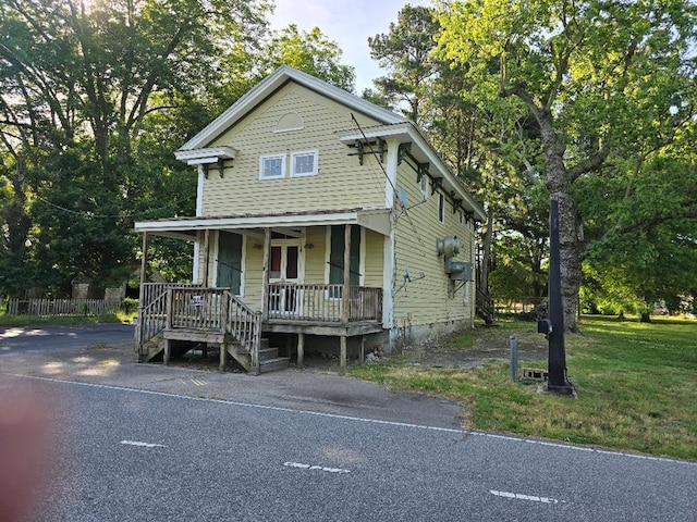 view of front of house with a front lawn and covered porch