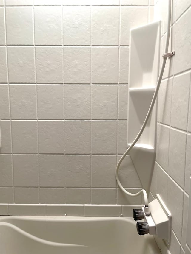 bathroom with bathtub / shower combination