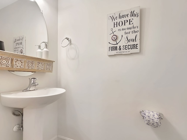 bathroom featuring sink