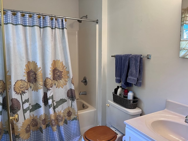 full bath with shower / bathtub combination with curtain, vanity, and toilet