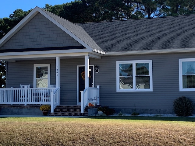 view of front of property featuring a front yard and a porch