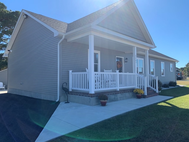 view of front of property featuring a front lawn and a porch