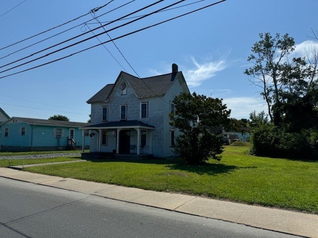 view of front facade featuring a porch and a front lawn