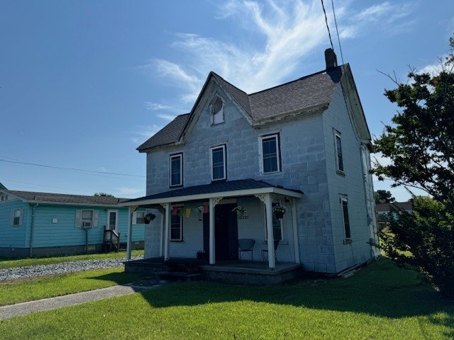 view of front facade featuring a front yard and a porch