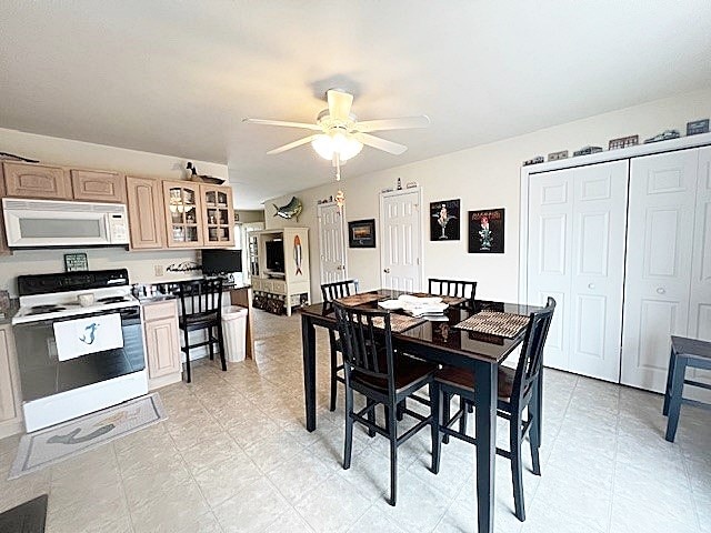 dining room with a ceiling fan