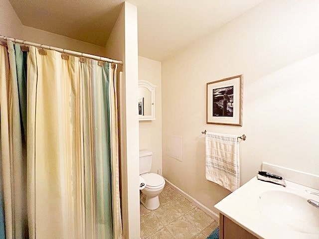 full bathroom featuring toilet, a shower with shower curtain, and vanity