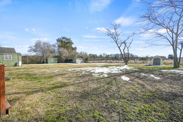 view of yard with a shed