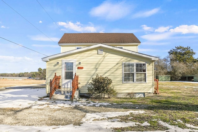 view of front of house featuring a front lawn