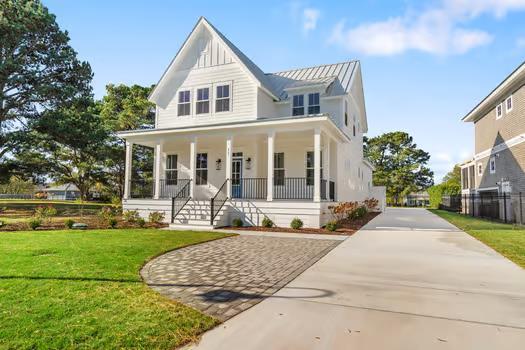 view of front of house featuring covered porch and a front lawn