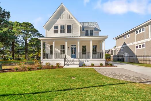 view of front facade featuring a porch and a front yard