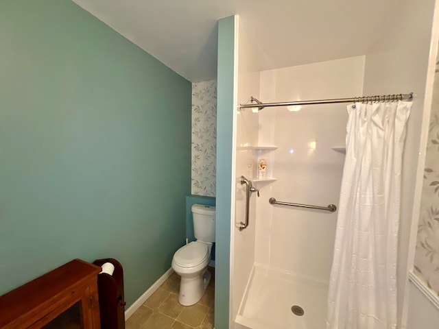 bathroom featuring curtained shower and toilet