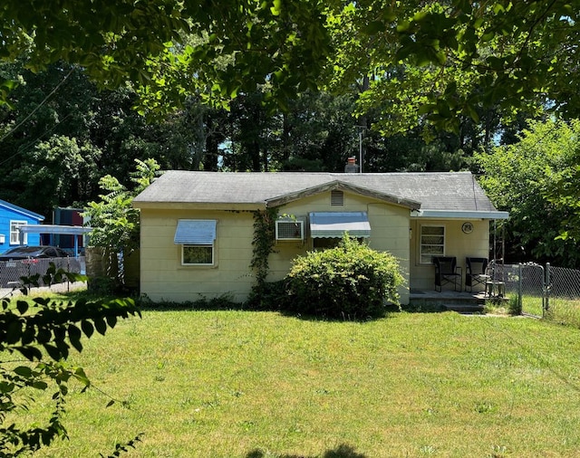 view of front of home featuring a front lawn