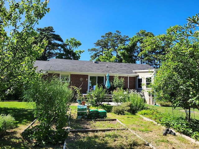 view of front of property featuring a front lawn