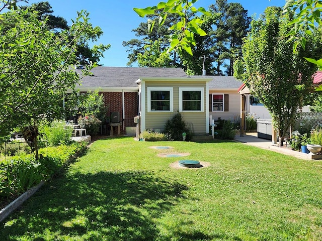 view of front of house featuring a front lawn