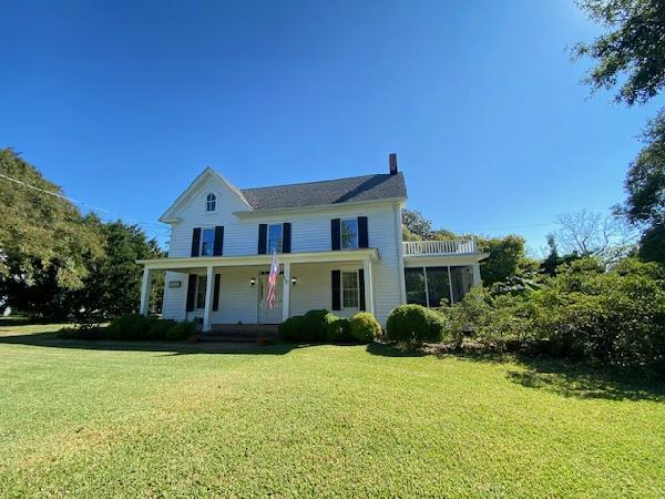 view of front of home featuring a porch and a front yard