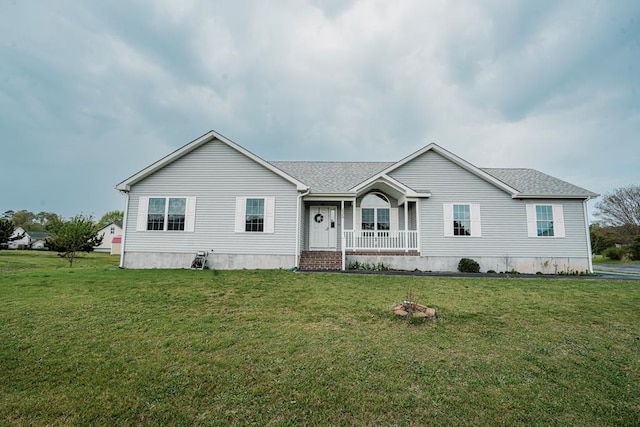 view of front of property featuring a porch, a front yard, and a shingled roof