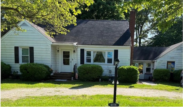 view of front of home featuring a front lawn