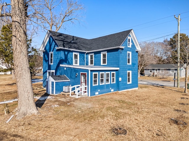 view of front of house featuring a front lawn