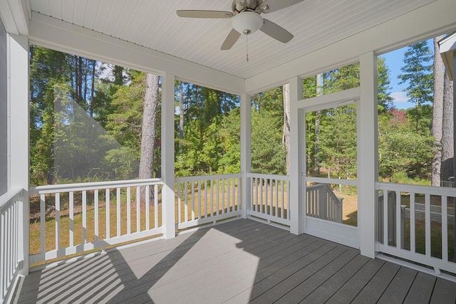 sunroom with ceiling fan