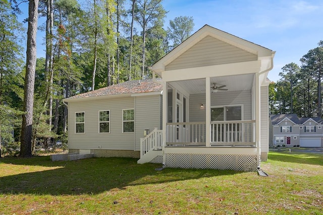 view of front of home with ceiling fan and a front lawn