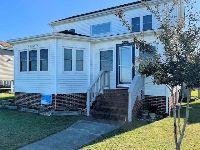 view of front of home featuring a front yard