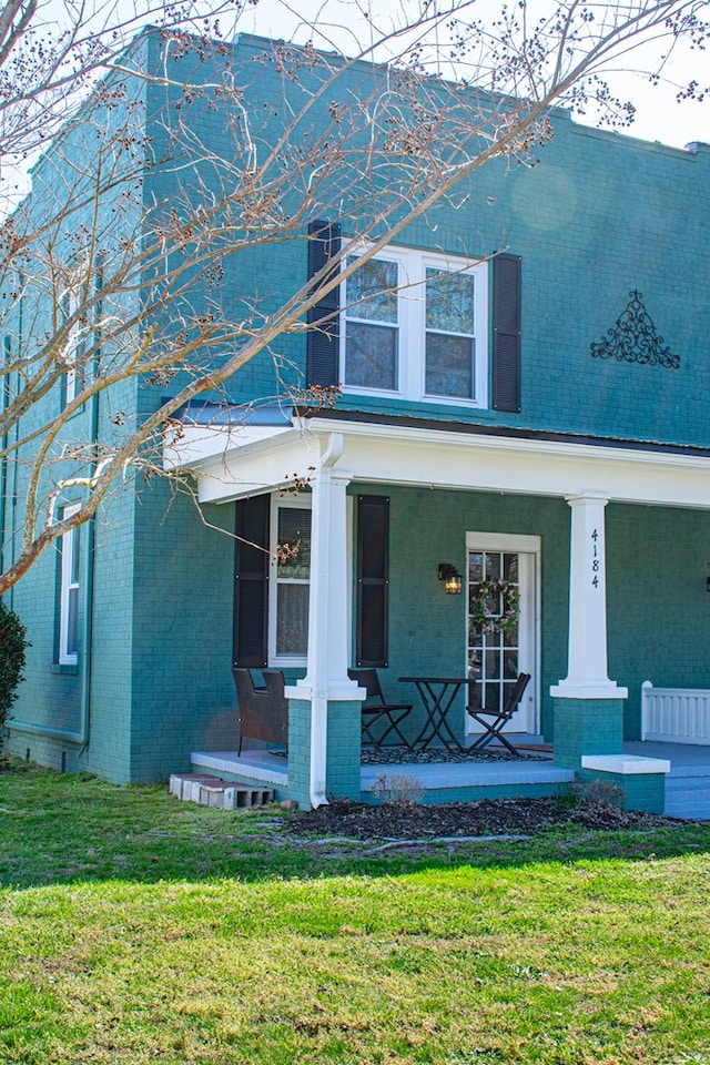 view of front of home featuring a front yard