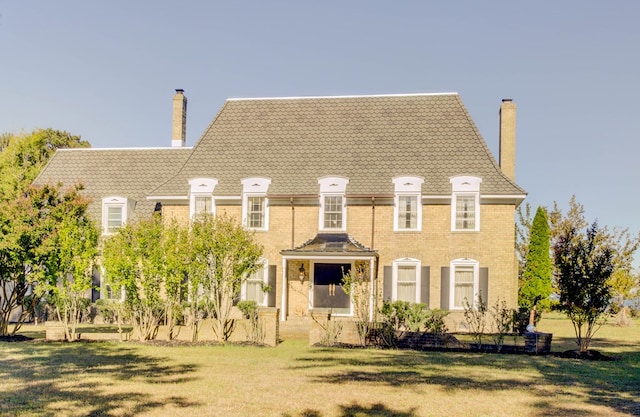 view of front of house with a front lawn