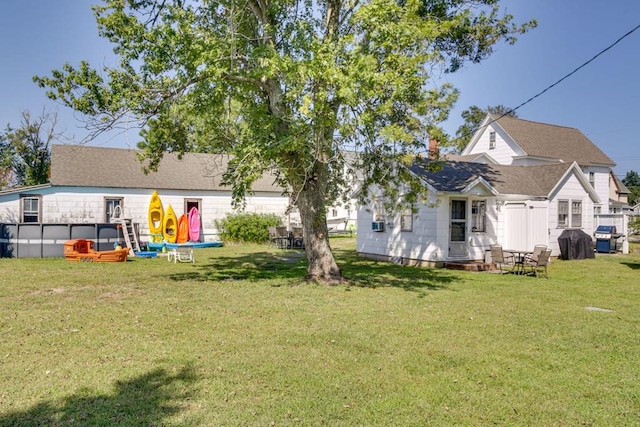 view of yard featuring a swimming pool