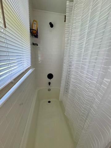 bathroom featuring tiled shower / bath combo