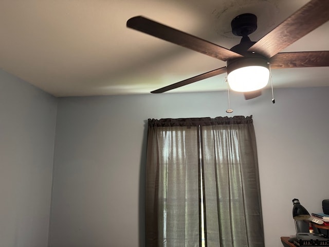 room details with ceiling fan