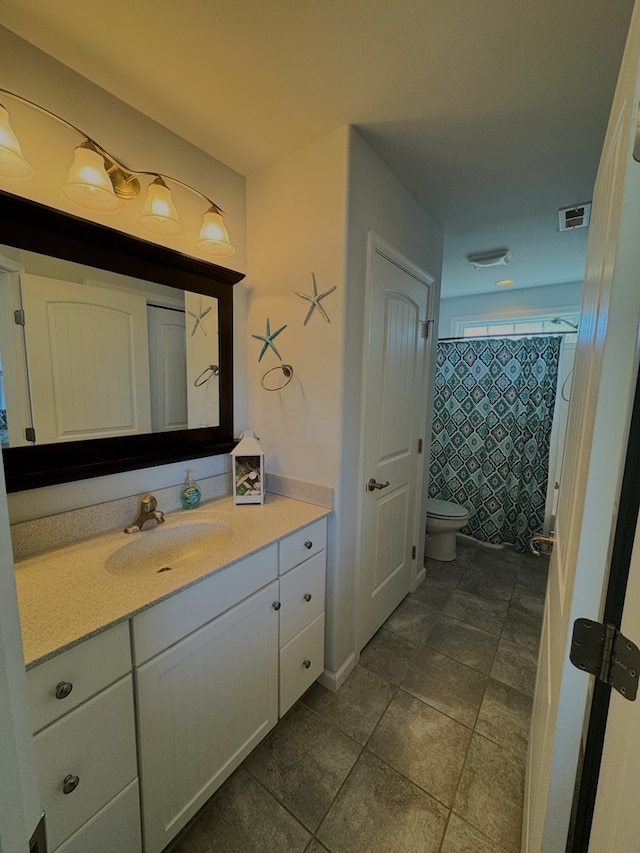 bathroom with a shower with curtain, vanity, and toilet