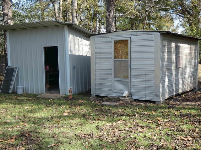 view of outdoor structure featuring a yard